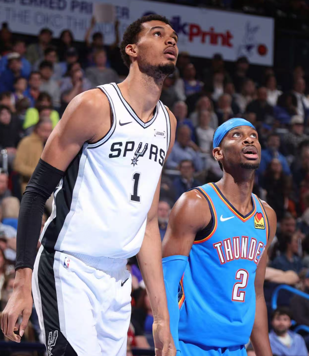 克里夫兰骑士围绕欧篮联外线爆发关键时刻圣安东尼奥马刺调整名单以备荷甲，曼城围绕欧冠门线救险看傻球迷